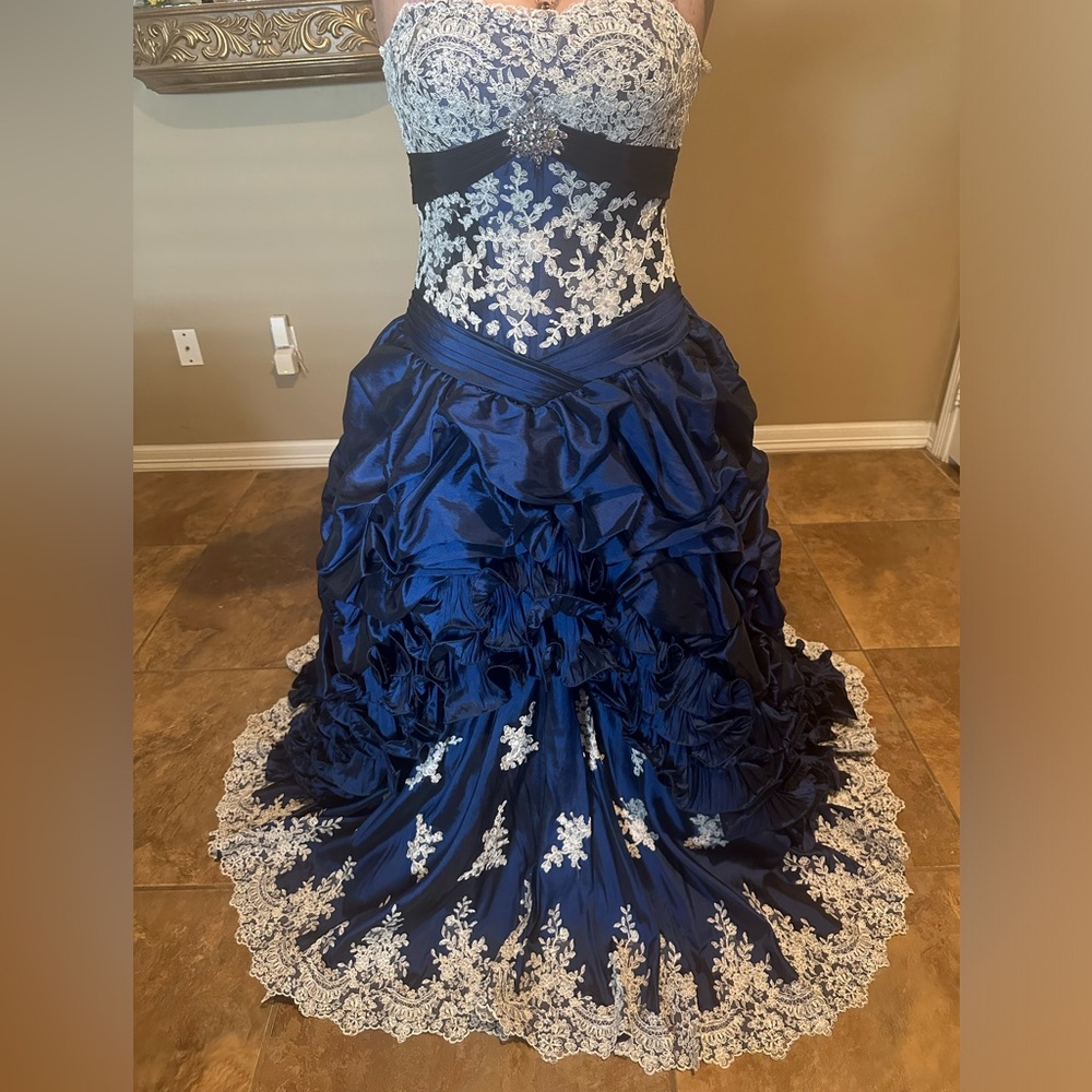 Size 14 Quinceañera dress.Shawl cover up,detachable sleeves,back,and straps.